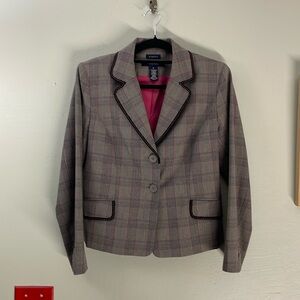 Jones wear peekaboo pink lined plaid blazer with black piping 8